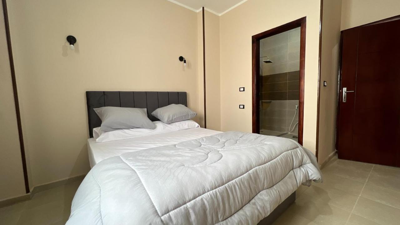 Pyramids Road Guest House Cozy Rooms And Rooftop Breakfast With The Pyramids View Nazlet el-Sîsi Εξωτερικό φωτογραφία
