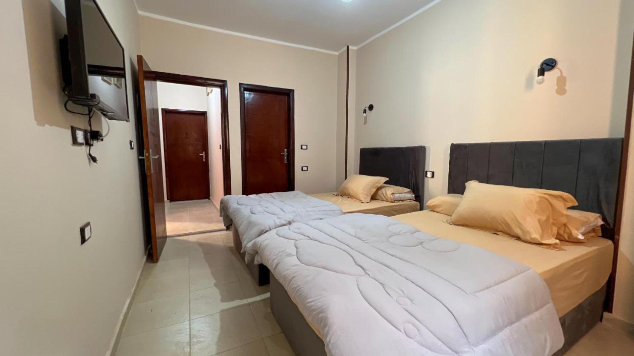 Pyramids Road Guest House Cozy Rooms And Rooftop Breakfast With The Pyramids View Nazlet el-Sîsi Εξωτερικό φωτογραφία