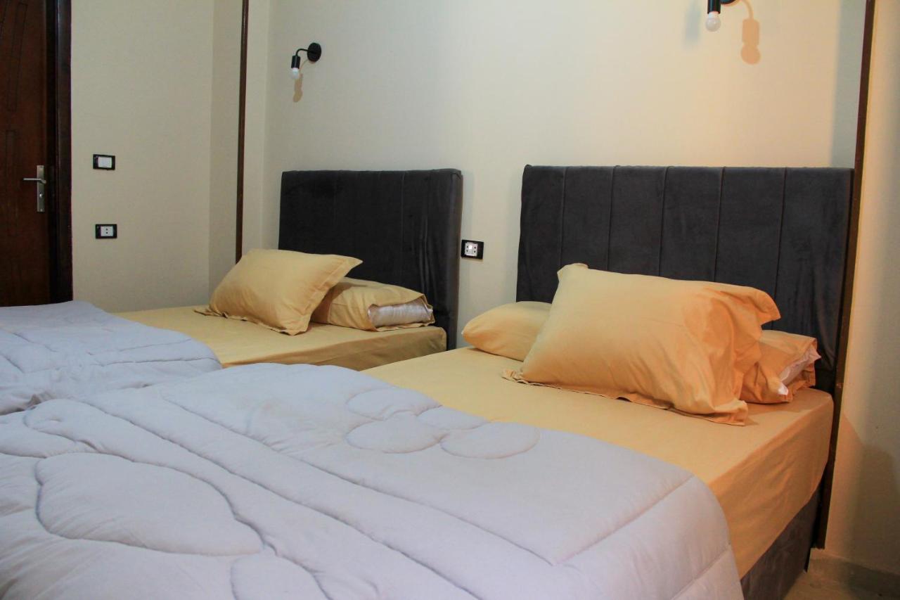 Pyramids Road Guest House Cozy Rooms And Rooftop Breakfast With The Pyramids View Nazlet el-Sîsi Εξωτερικό φωτογραφία