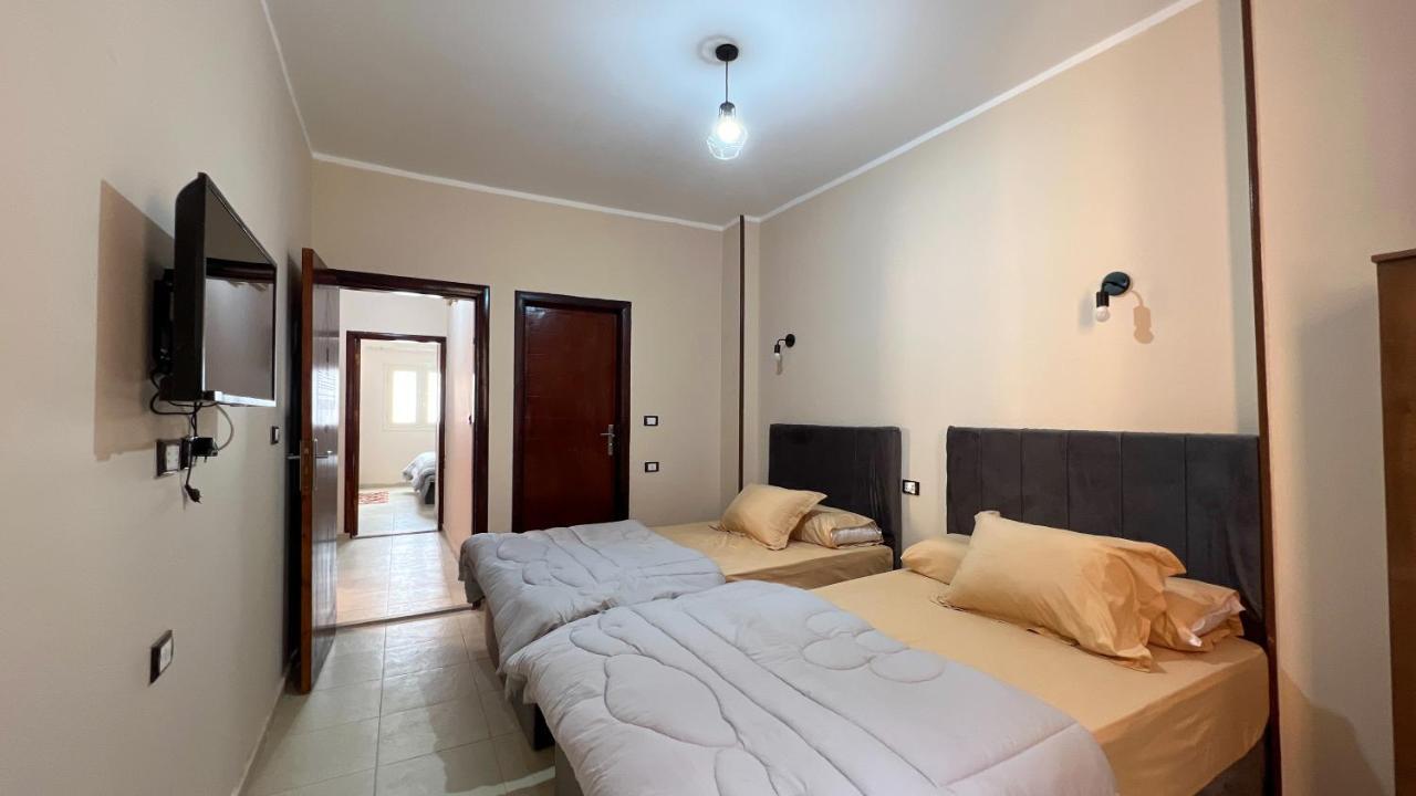 Pyramids Road Guest House Cozy Rooms And Rooftop Breakfast With The Pyramids View Nazlet el-Sîsi Εξωτερικό φωτογραφία