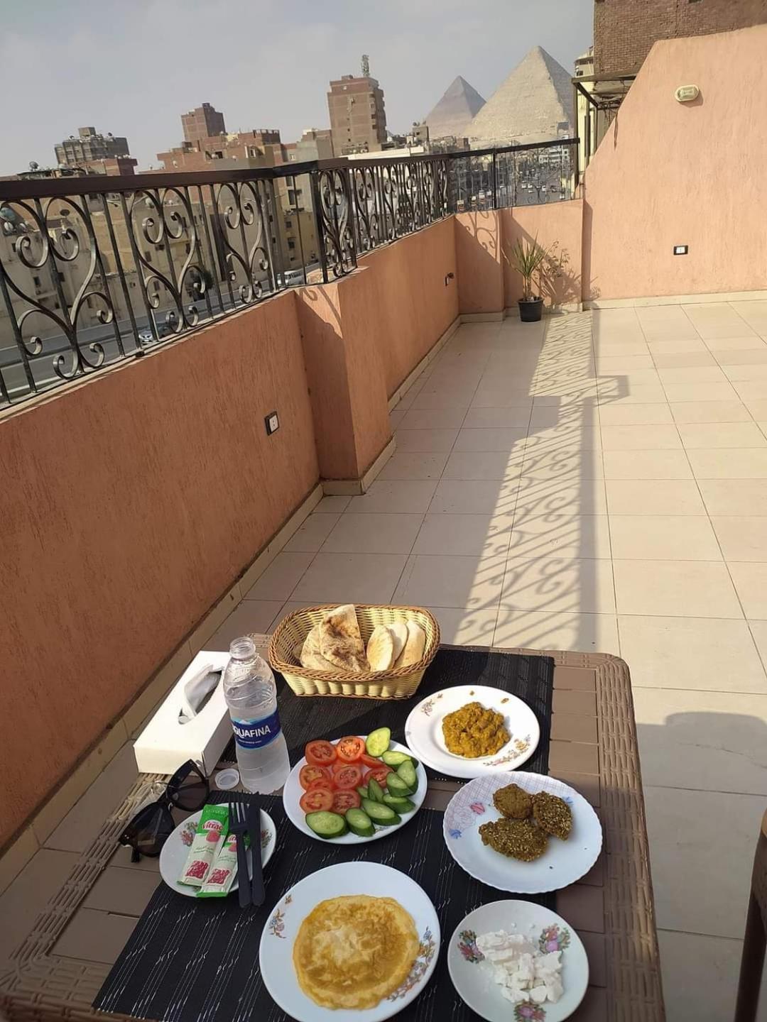 Pyramids Road Guest House Cozy Rooms And Rooftop Breakfast With The Pyramids View Nazlet el-Sîsi Εξωτερικό φωτογραφία