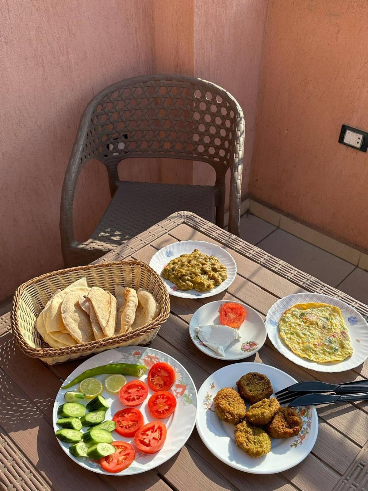 Pyramids Road Guest House Cozy Rooms And Rooftop Breakfast With The Pyramids View Nazlet el-Sîsi Εξωτερικό φωτογραφία