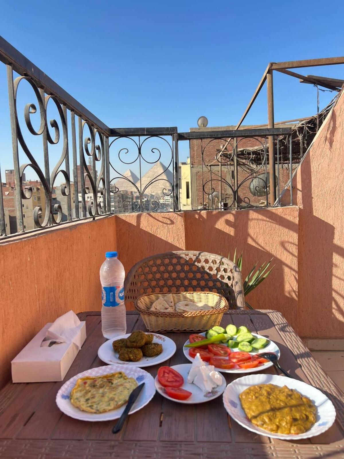 Pyramids Road Guest House Cozy Rooms And Rooftop Breakfast With The Pyramids View Nazlet el-Sîsi Εξωτερικό φωτογραφία