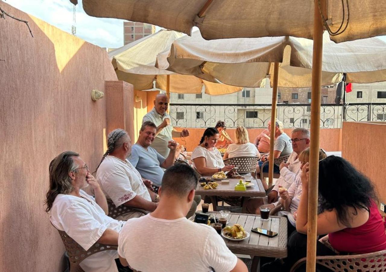 Pyramids Road Guest House Cozy Rooms And Rooftop Breakfast With The Pyramids View Nazlet el-Sîsi Εξωτερικό φωτογραφία